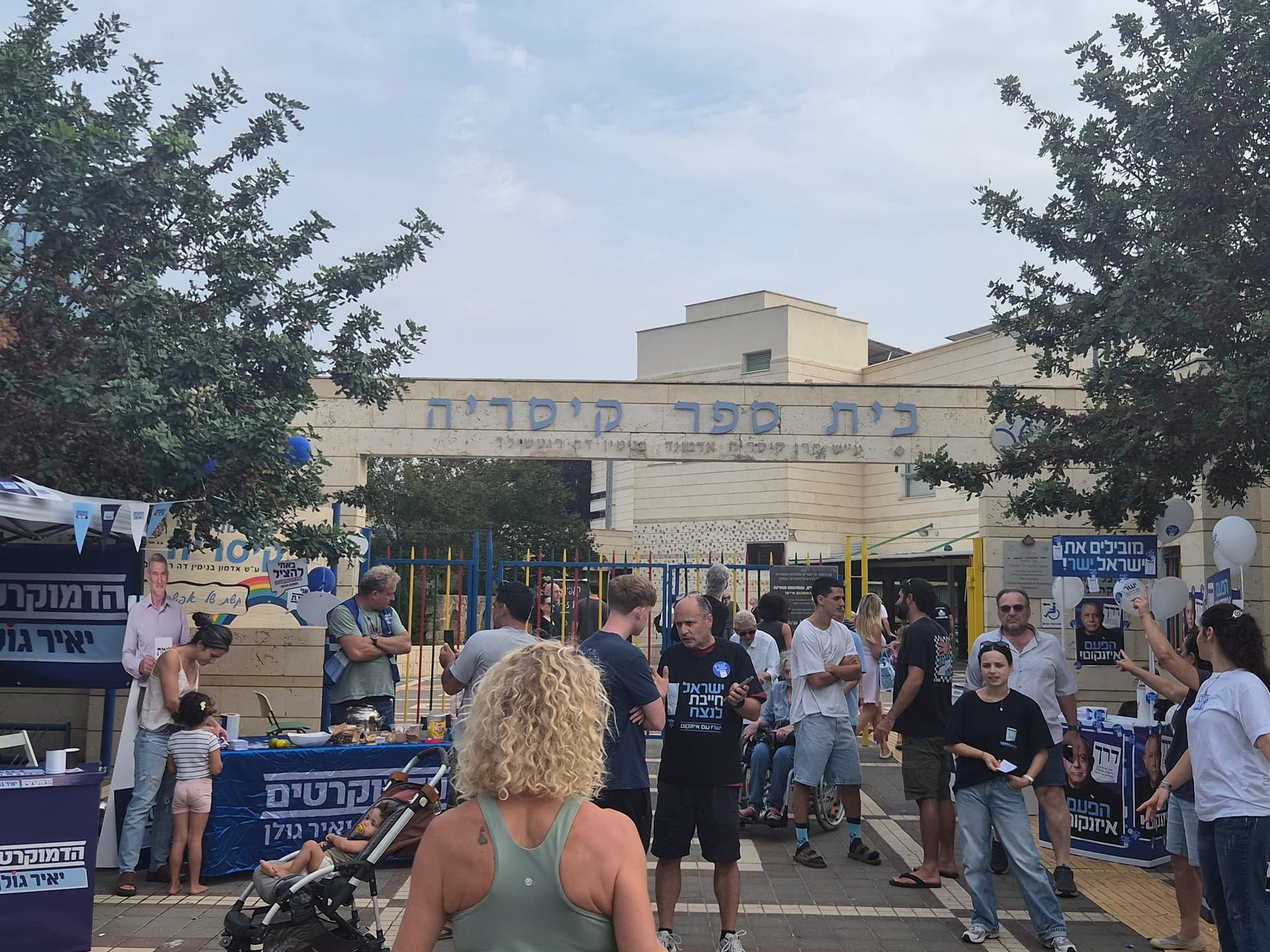 מתיחות בקלפי בקיסריה: חיכוכים וצעקות בין פעילים משני המחנות