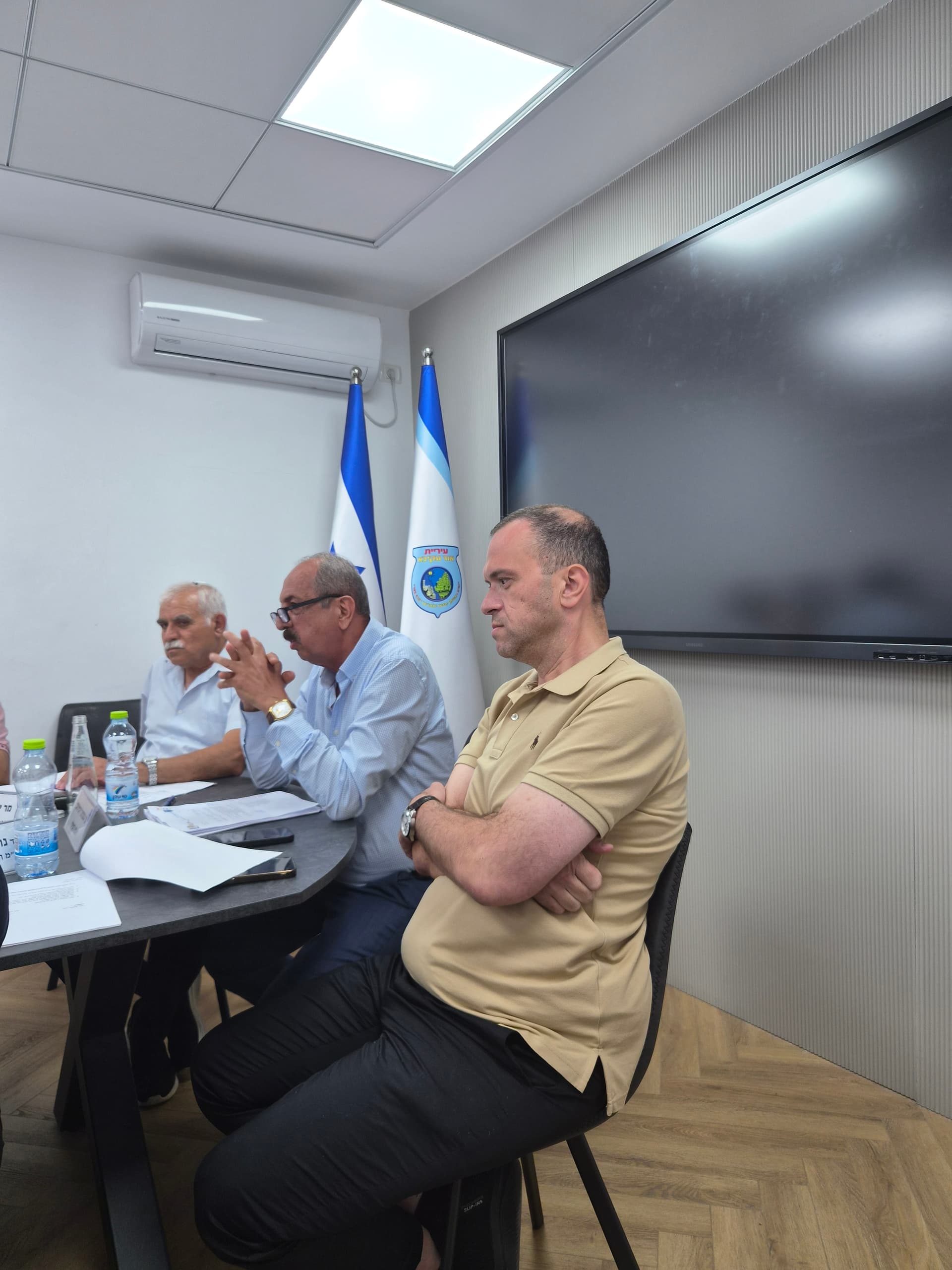 ישיבת מועצת העיר אור עקיבא – יוני 2026: הנצחה מרגשת ליעקב אדרי ז"ל, דיון מעמיק בהתחדשות עירונית ושיח ענייני בין קואליציה לאופוזיציה