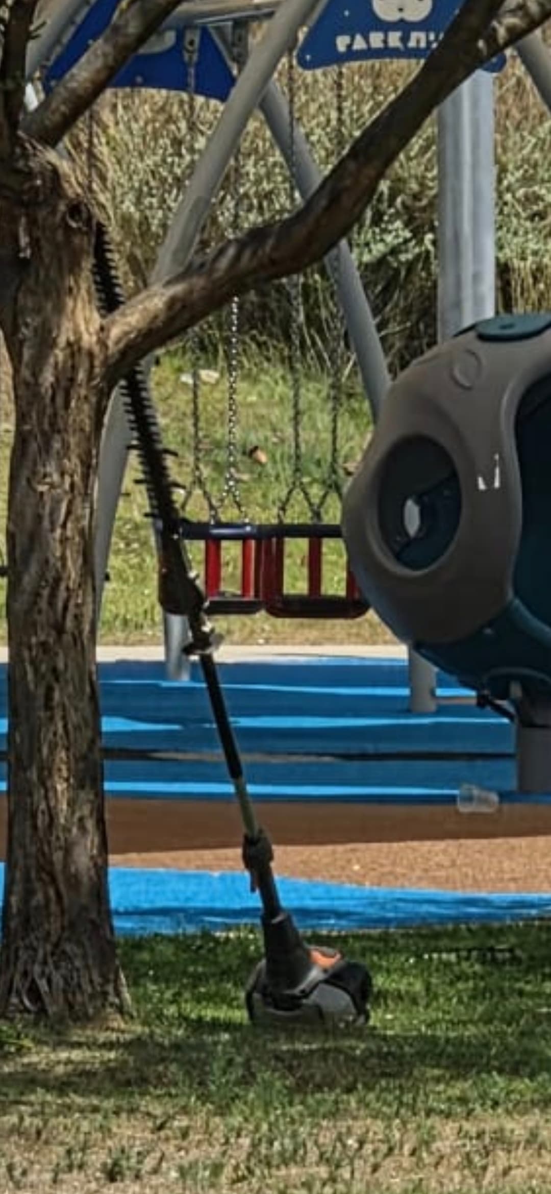 סכנת חיים בפארק באור ים: מסור גובה חשמלי הושאר ליד מתקני המשחקים "זה היה עלול להסתיים באסון"