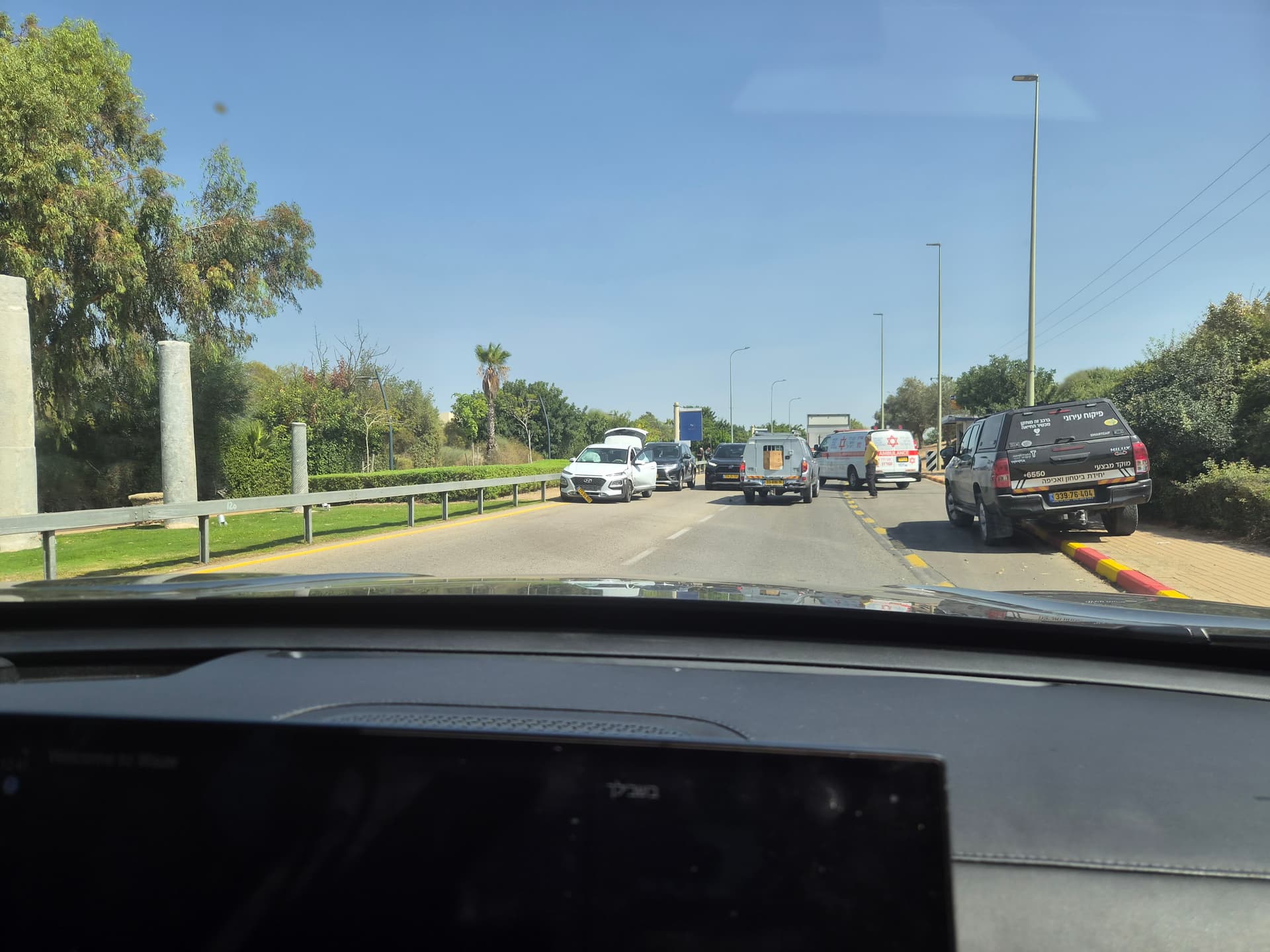 תאונה בכניסה לקיסריה: מונית ורכב פרטי התנגשו, כוחות חירום הוזעקו למקום