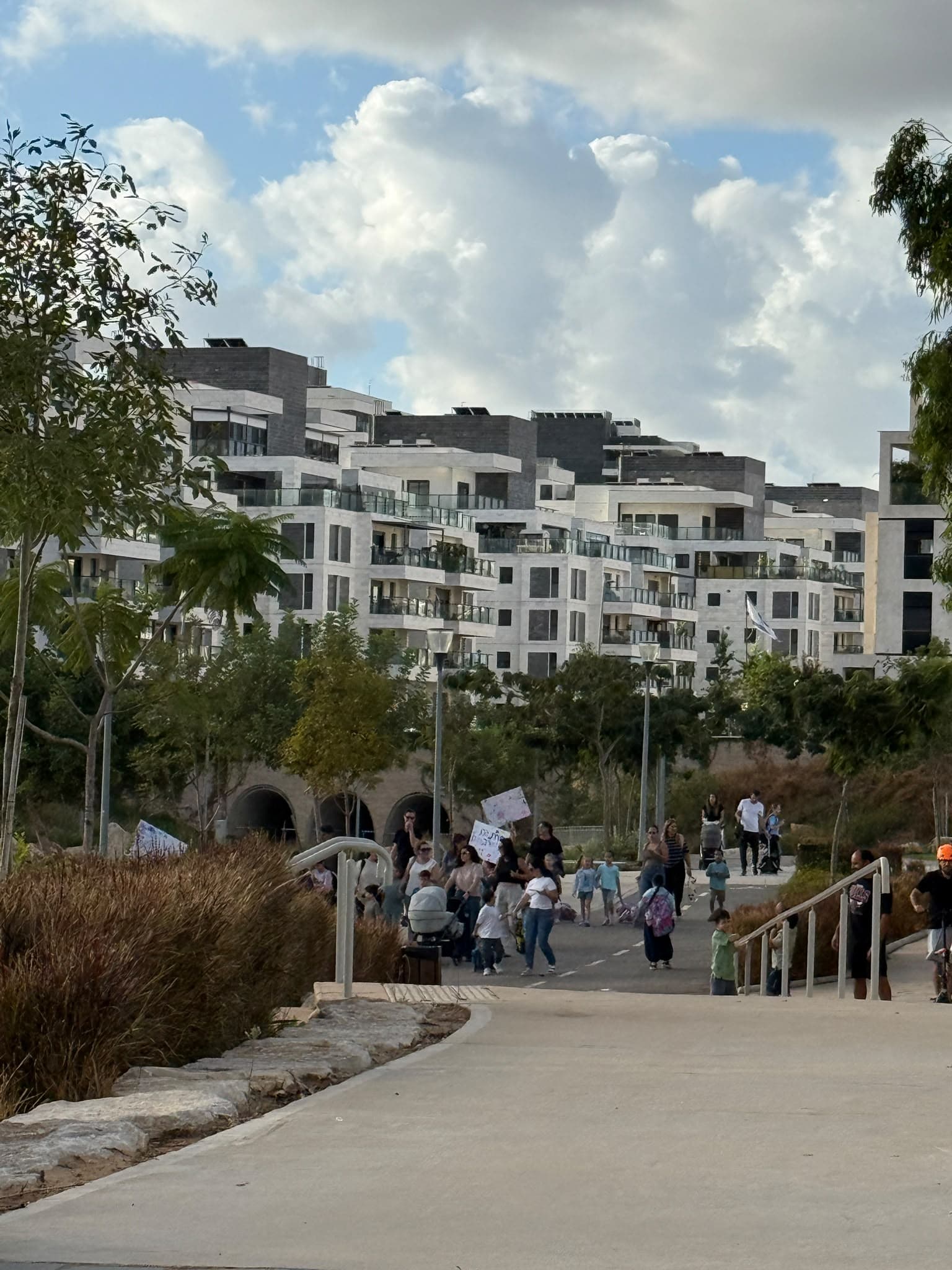 בשירת הים צועדים יחד