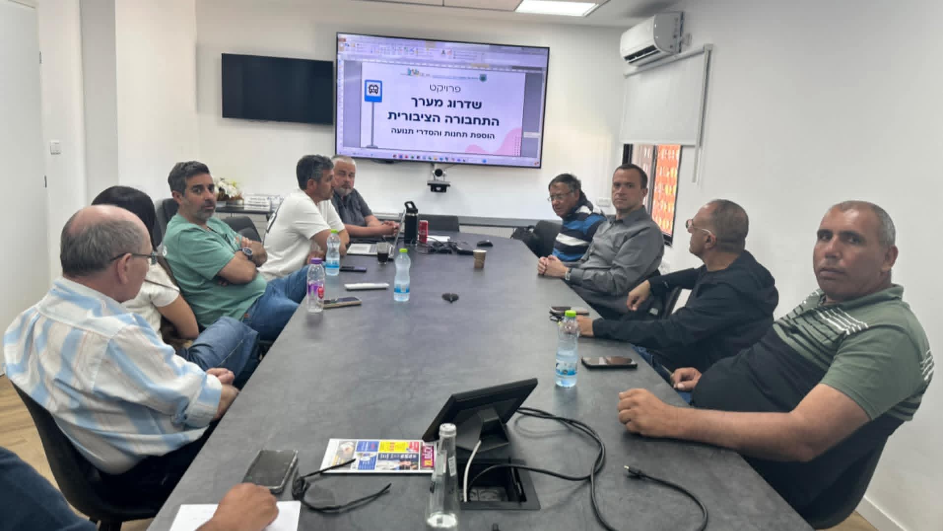 מהפכת התחבורה הציבורית באור עקיבא יוצאת לדרך: עשרות תחנות חדשות יוקמו בעיר