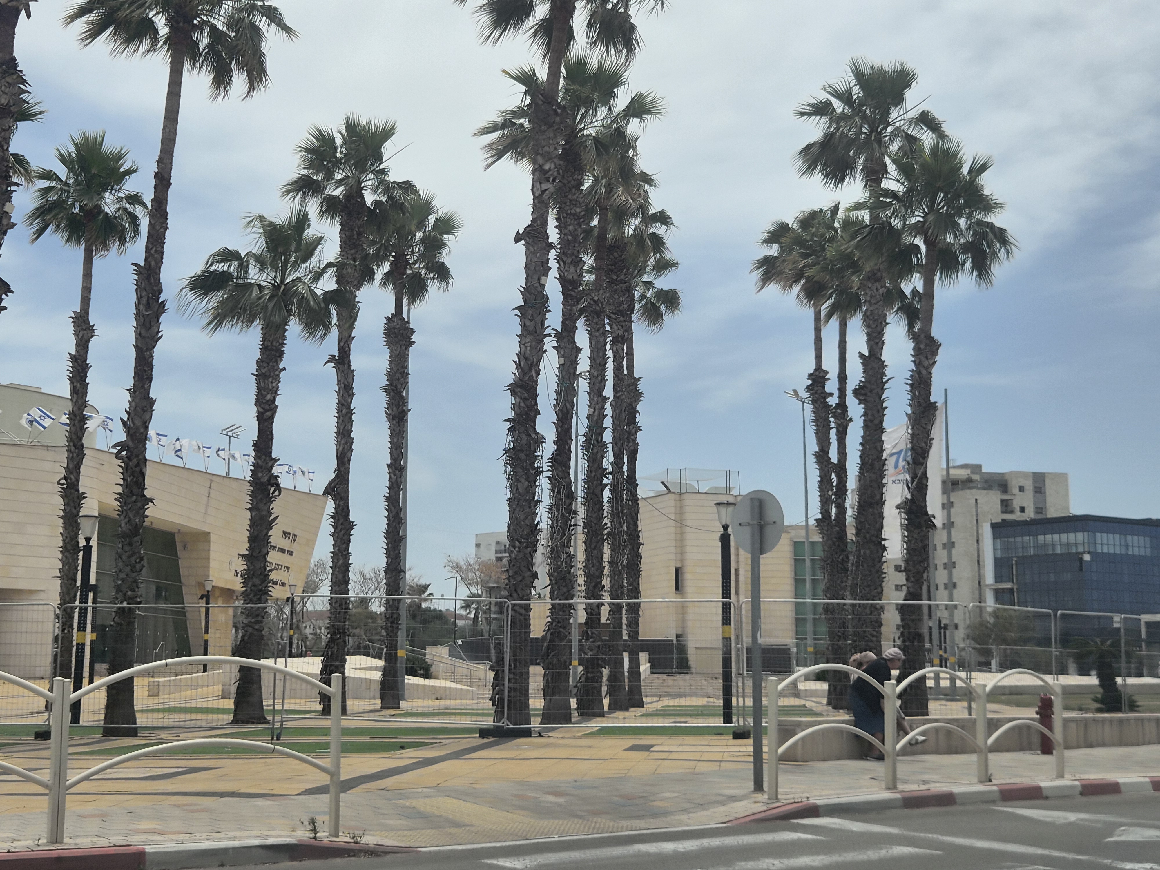 היערכות לקיץ בעיר, מתחם היכל התרבות מגודר