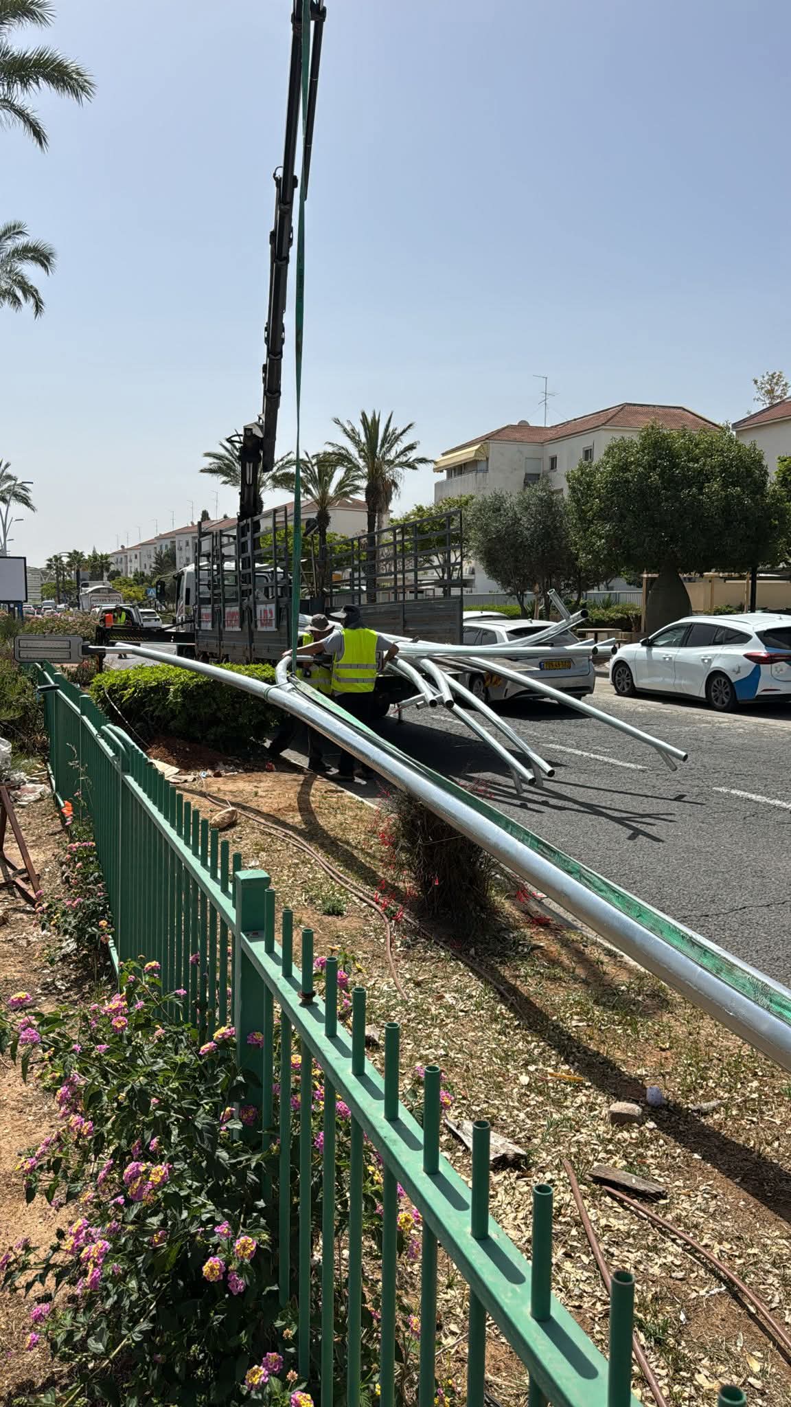 נמשך שדרוג התשתיות בעיר, הוחלפו עמודי תאורה בשדרות הנשיא ויצמן  העירייה ממשיכה בקידום פרויקט שדרוג מערכות התאורה בעיר, והיום בוצע שלב נוסף במסגרת העבודות בשדרות הנשיא ויצמן.  במהלך הפעילות הוחלפו שמונה עמודי תאורה ישנים בעמודים חדשים ומתקדמים, כחלק ממהלך רחב לשיפור איכות התאורה, הבטיחות והנראות במרחב הציבורי.  בעירייה מציינים כי הפרויקט נמשך בהדרגה באזורים נוספים, במטרה להעניק לתושבים סביבה מוארת, בטוחה ומודרנית יותר.