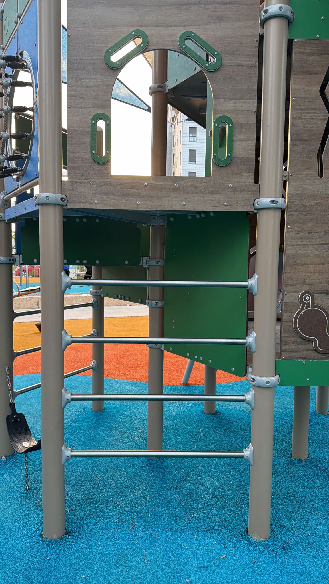 טענות לליקויי בטיחות: ילדה נפלה ממתקן בגן שעשועים באור עקיבא