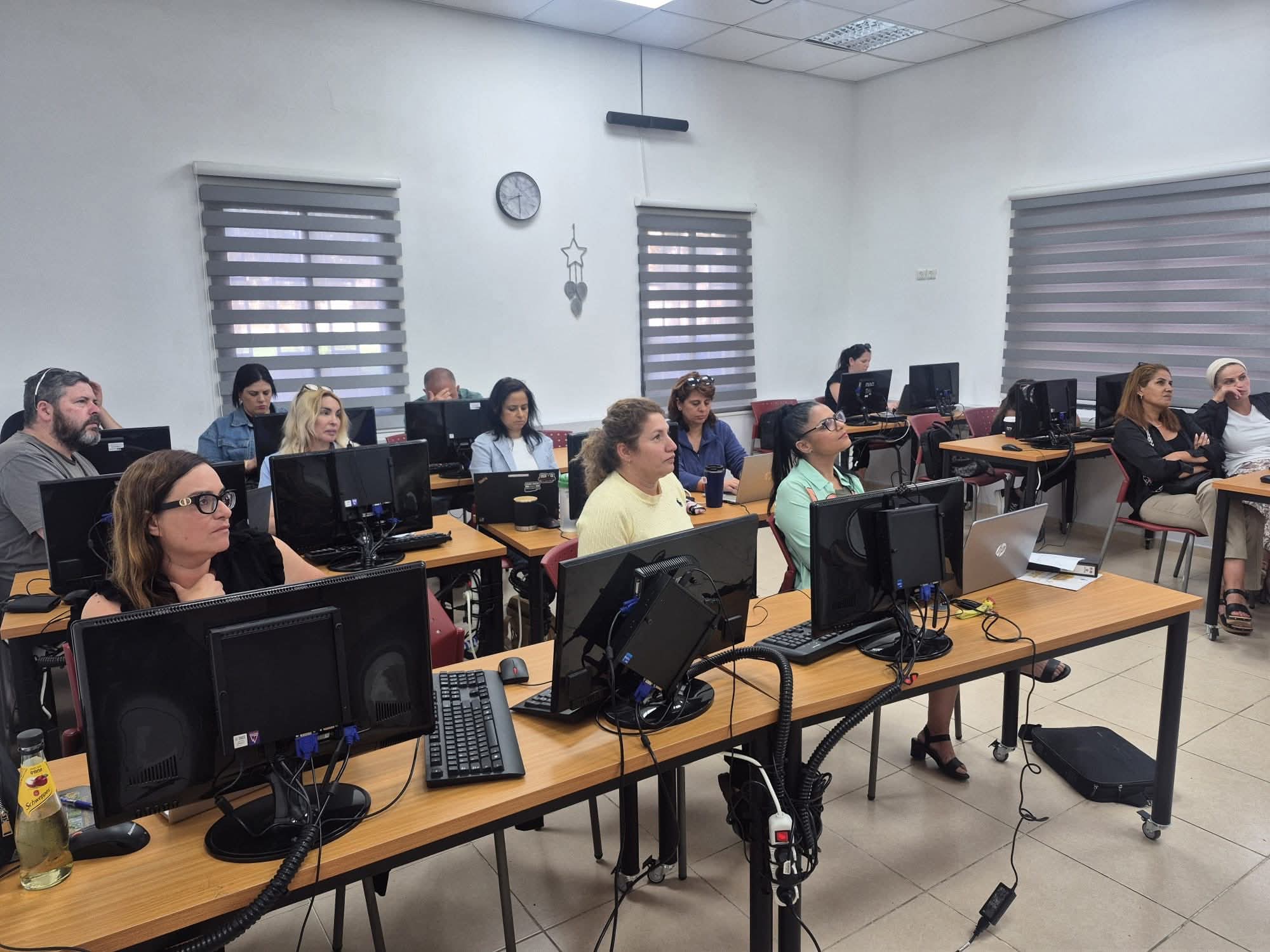 העתיד כבר כאן: קורס שיווק דיגיטלי מבוסס AI נפתח במרכז הצעירים