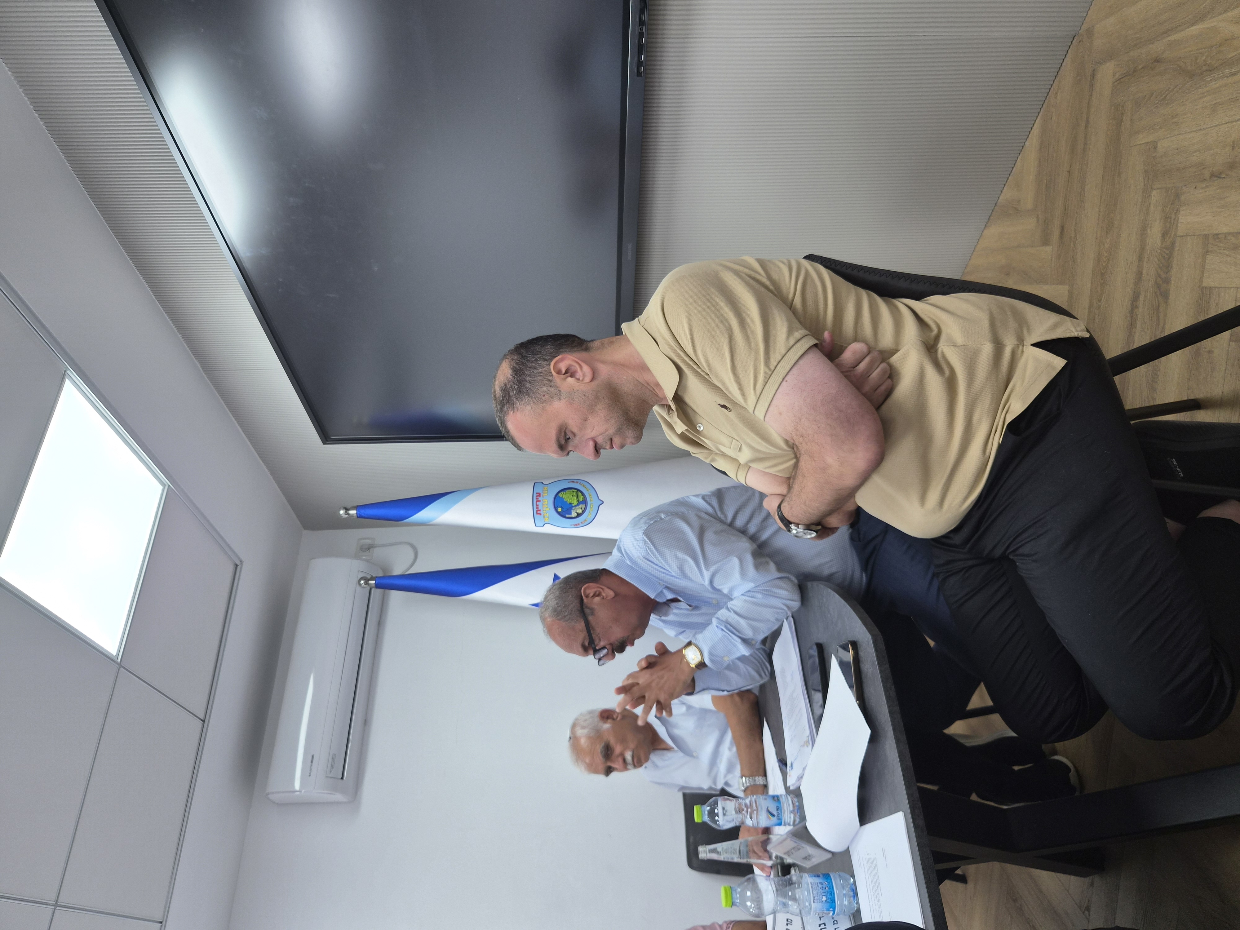 ישיבת מועצת העיר אור עקיבא – יוני 2026: הנצחה מרגשת ליעקב אדרי ז"ל, דיון מעמיק בהתחדשות עירונית ושיח ענייני בין קואליציה לאופוזיציה