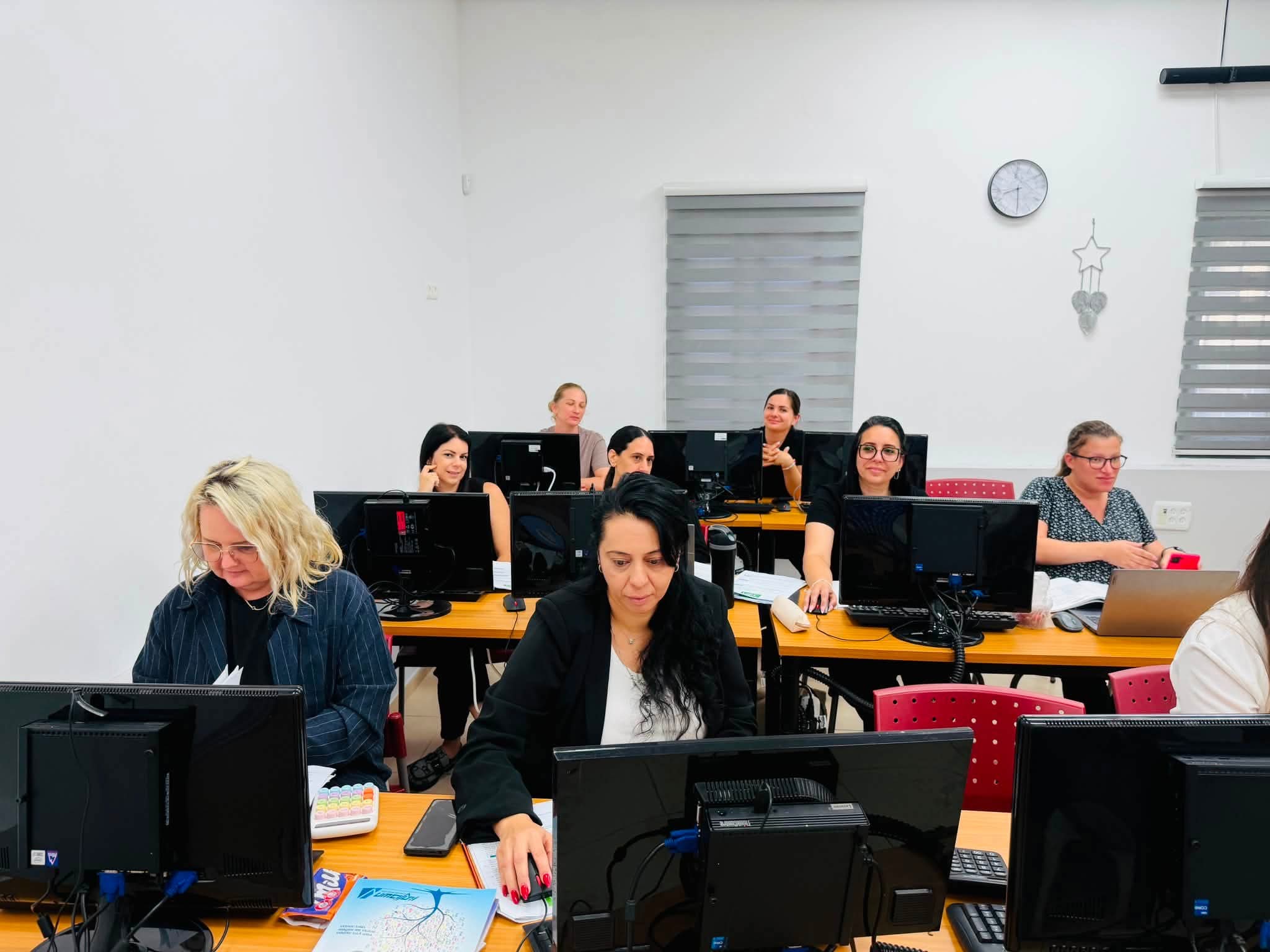 בדרך לקריירה: בוגרי קורס הנהלת החשבונות במרכז הצעירים קיבלו תעודות הסמכה