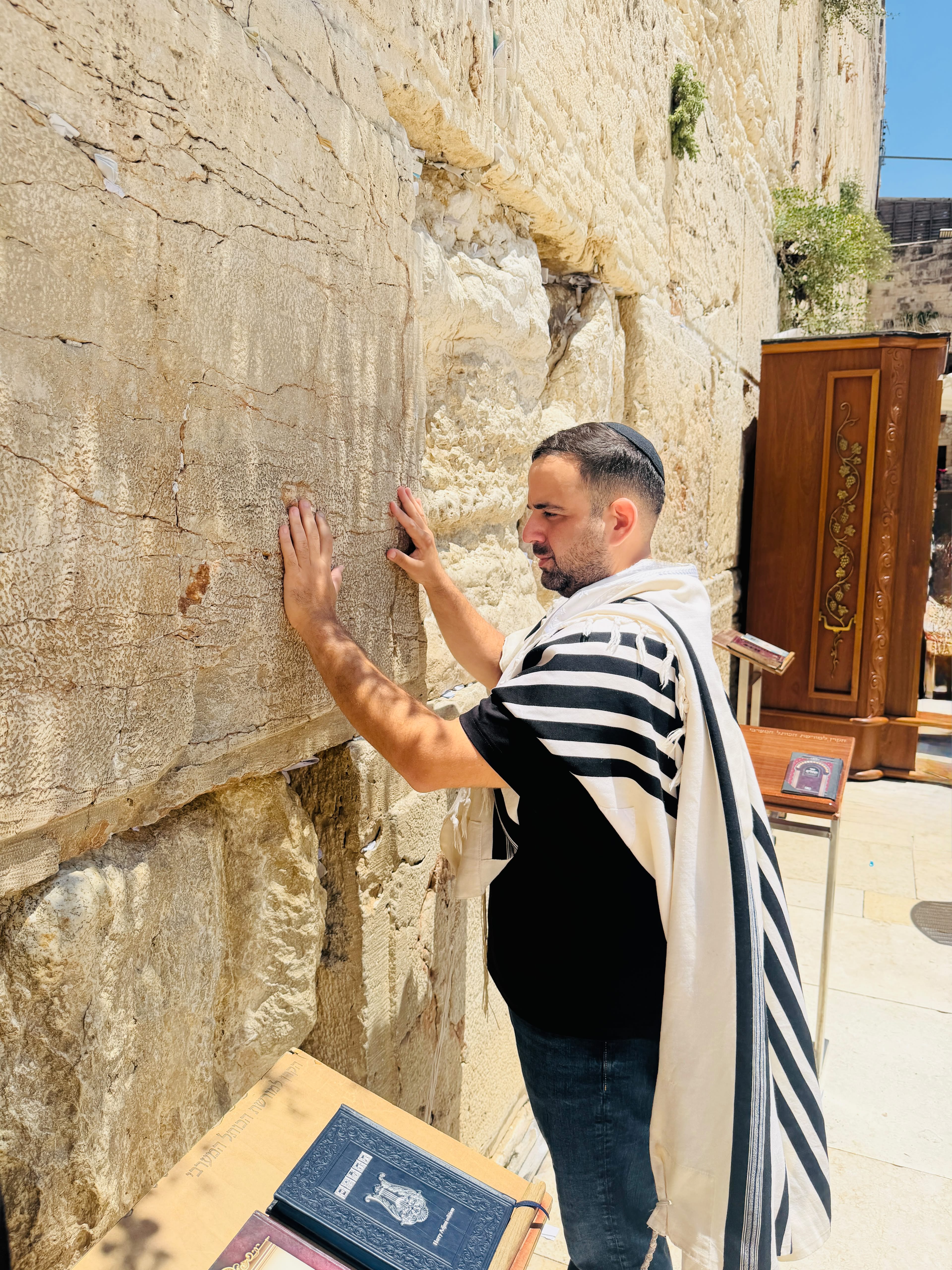 מהכותל המערבי אל העשייה הציבורית: המשנה לראש העיר רון אלקובי נשא תפילה למען עם ישראל ותושבי העיר
