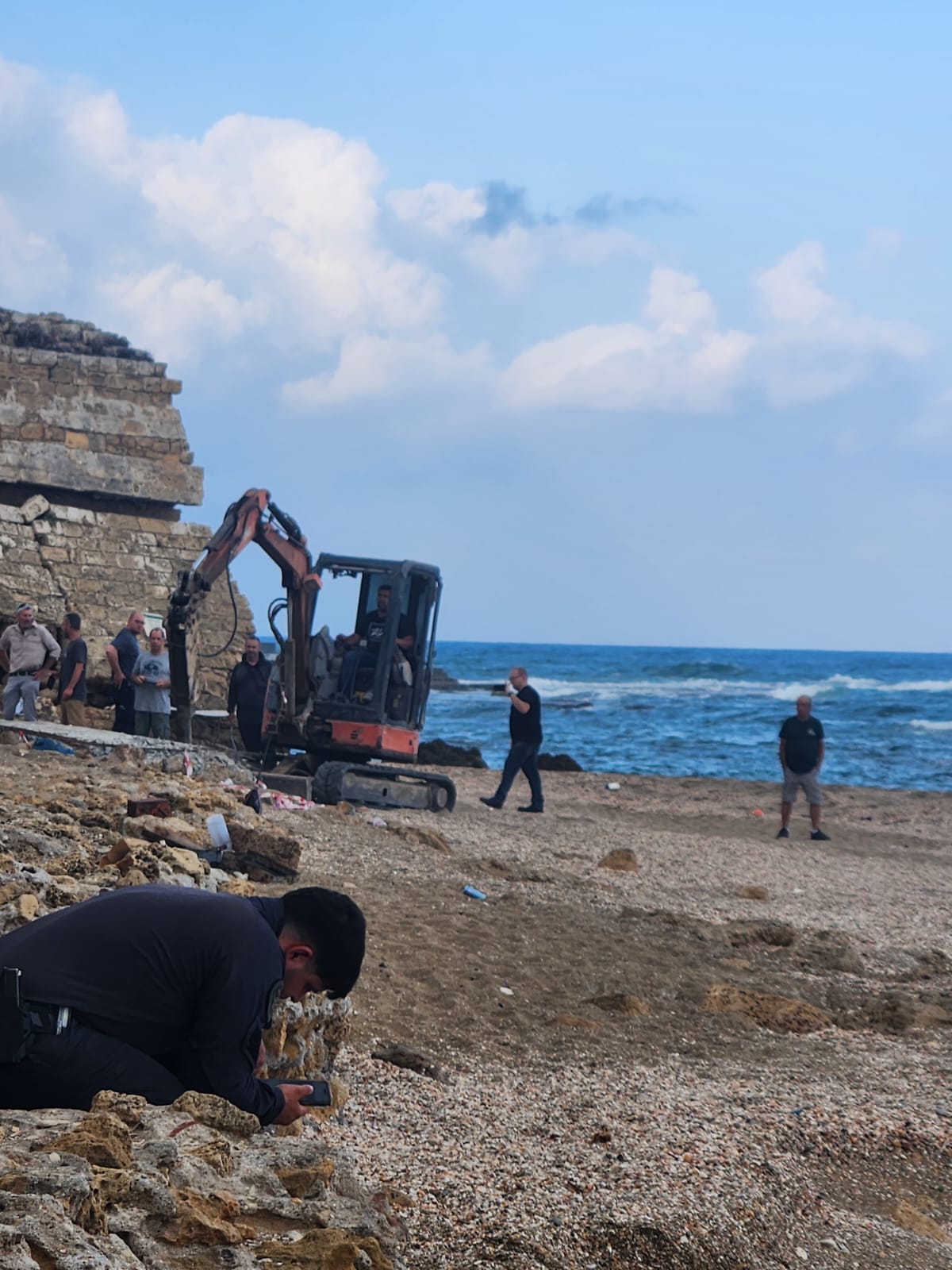 סערה בקבר רבי אבהו בקיסריה: כוחות משטרה פינו את המתחם והמתפללים שואלים מי ידאג לבטיחות המקום?