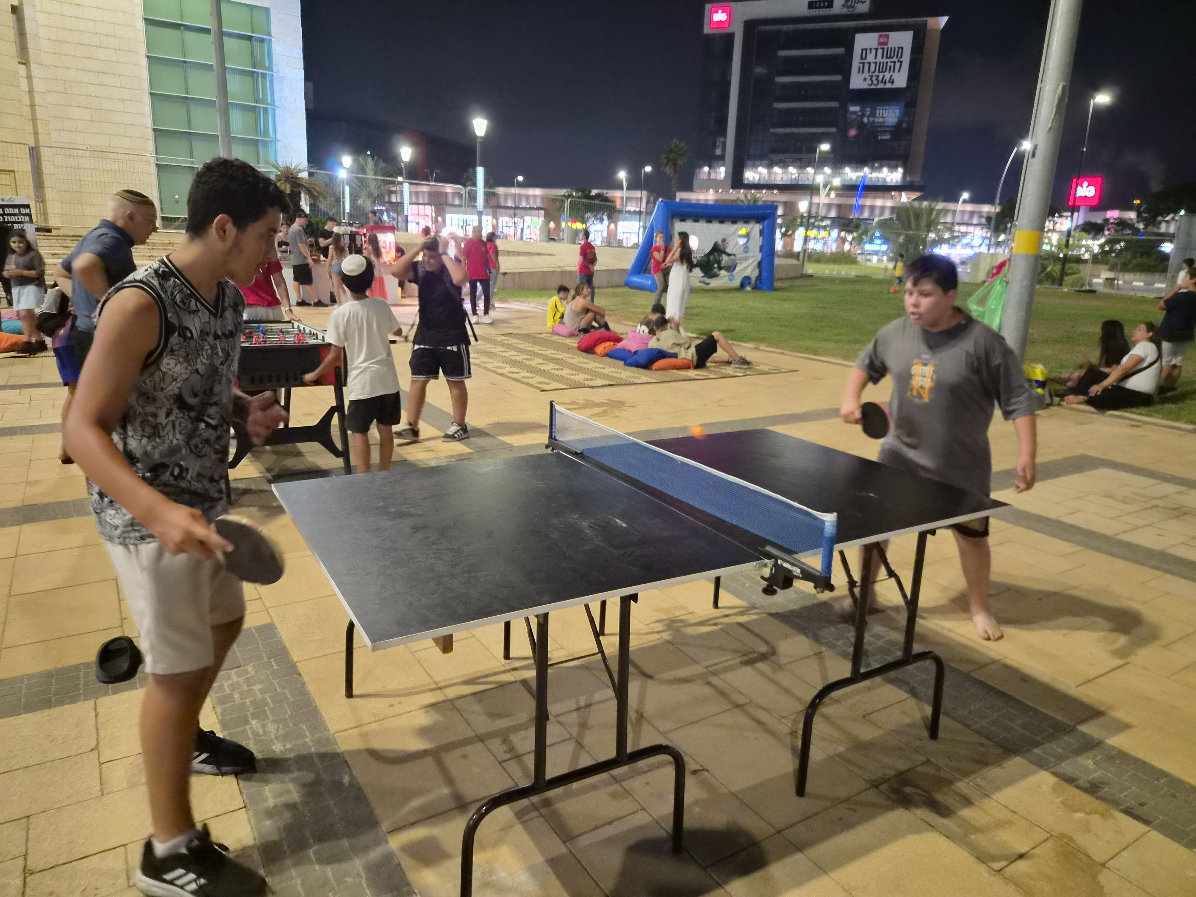 מסך ענק, גיימינג ואווירת אצטדיון: ערב הקיץ שסחף את בני הנוער באור עקיבא