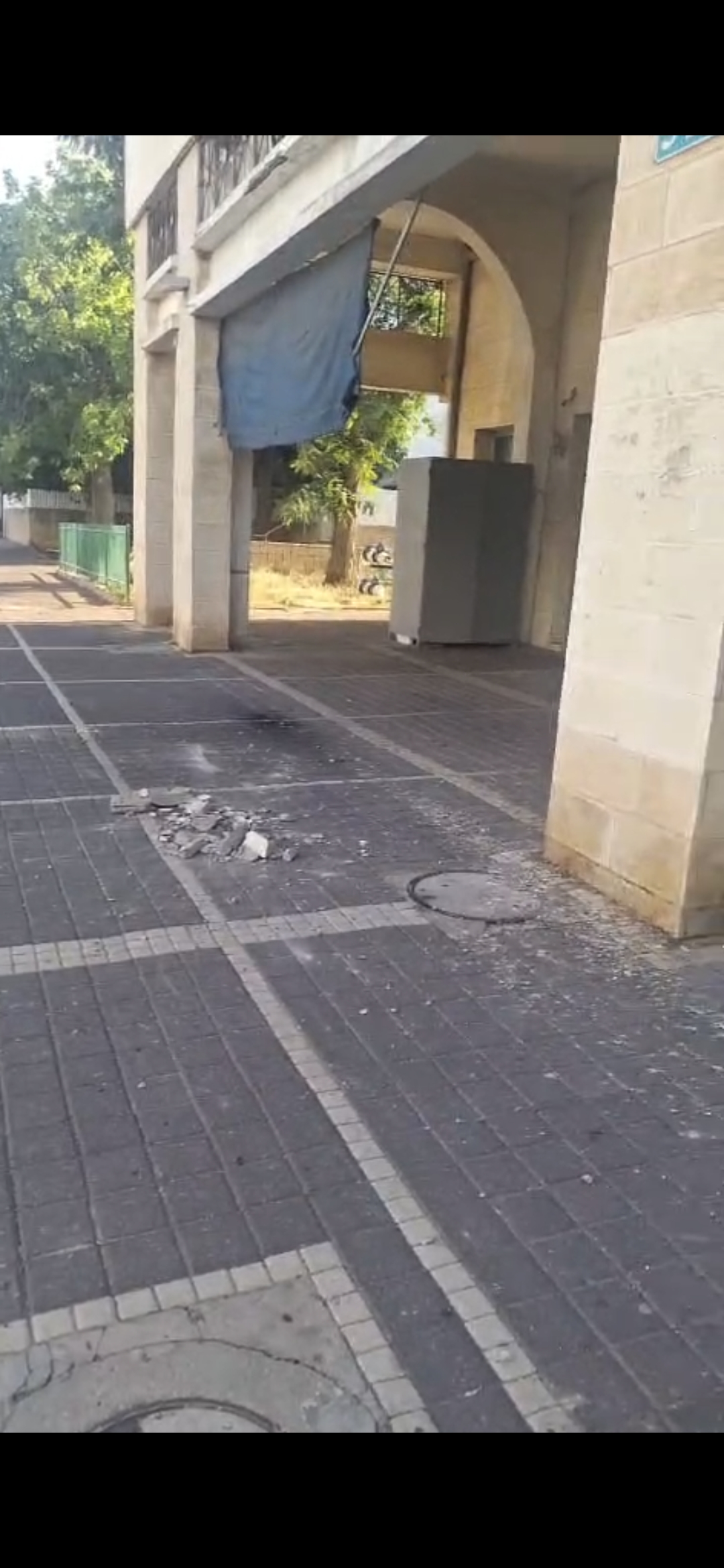 תיעוד מטריד באור עקיבא: חלקים מבניין נפלו ברחוב הראשי בשכונת אורות