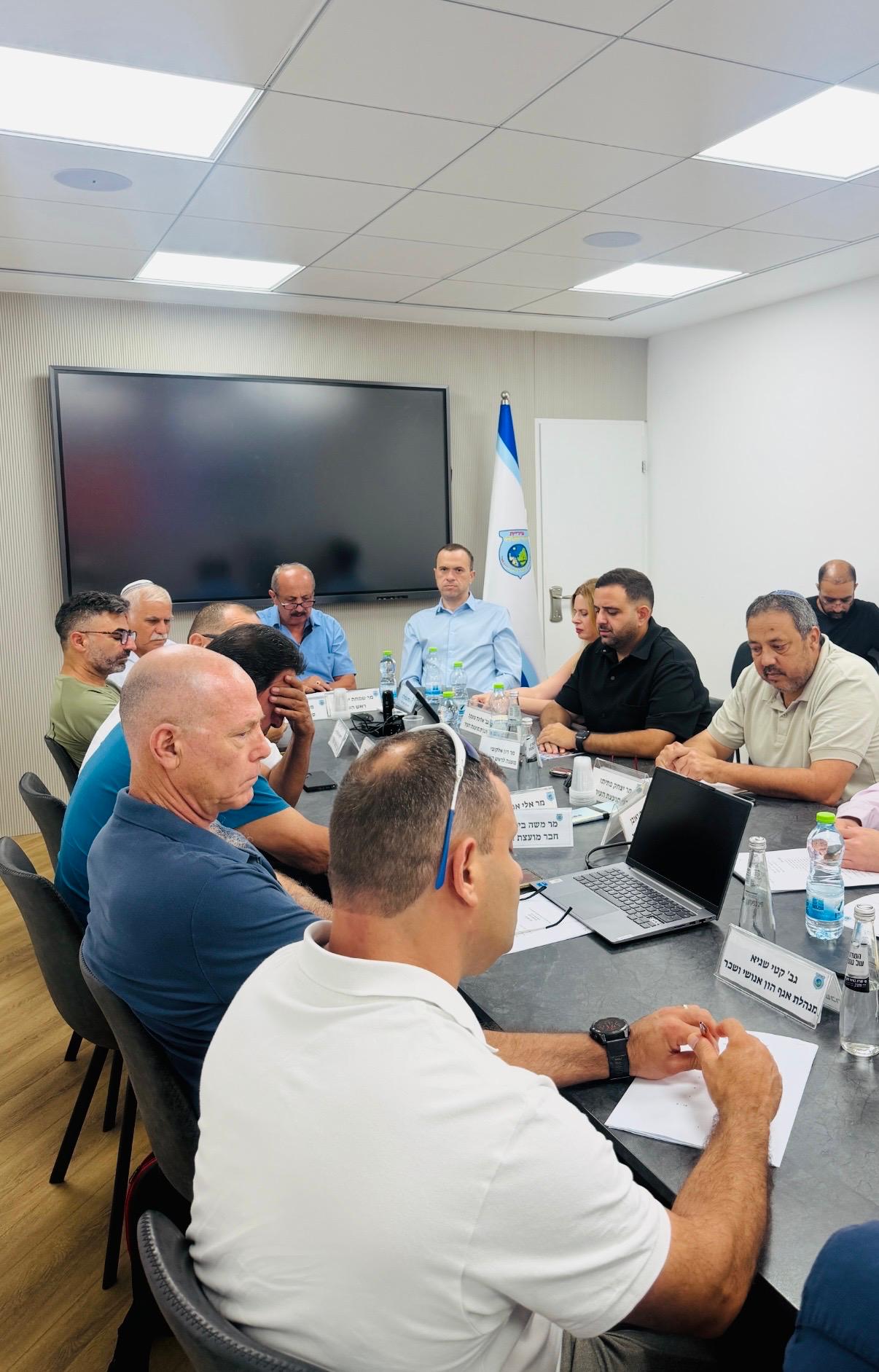 בין ההנצחה,הכספים והמינויים: הדיונים המרכזיים מישיבת מועצת העיר אור עקיבא