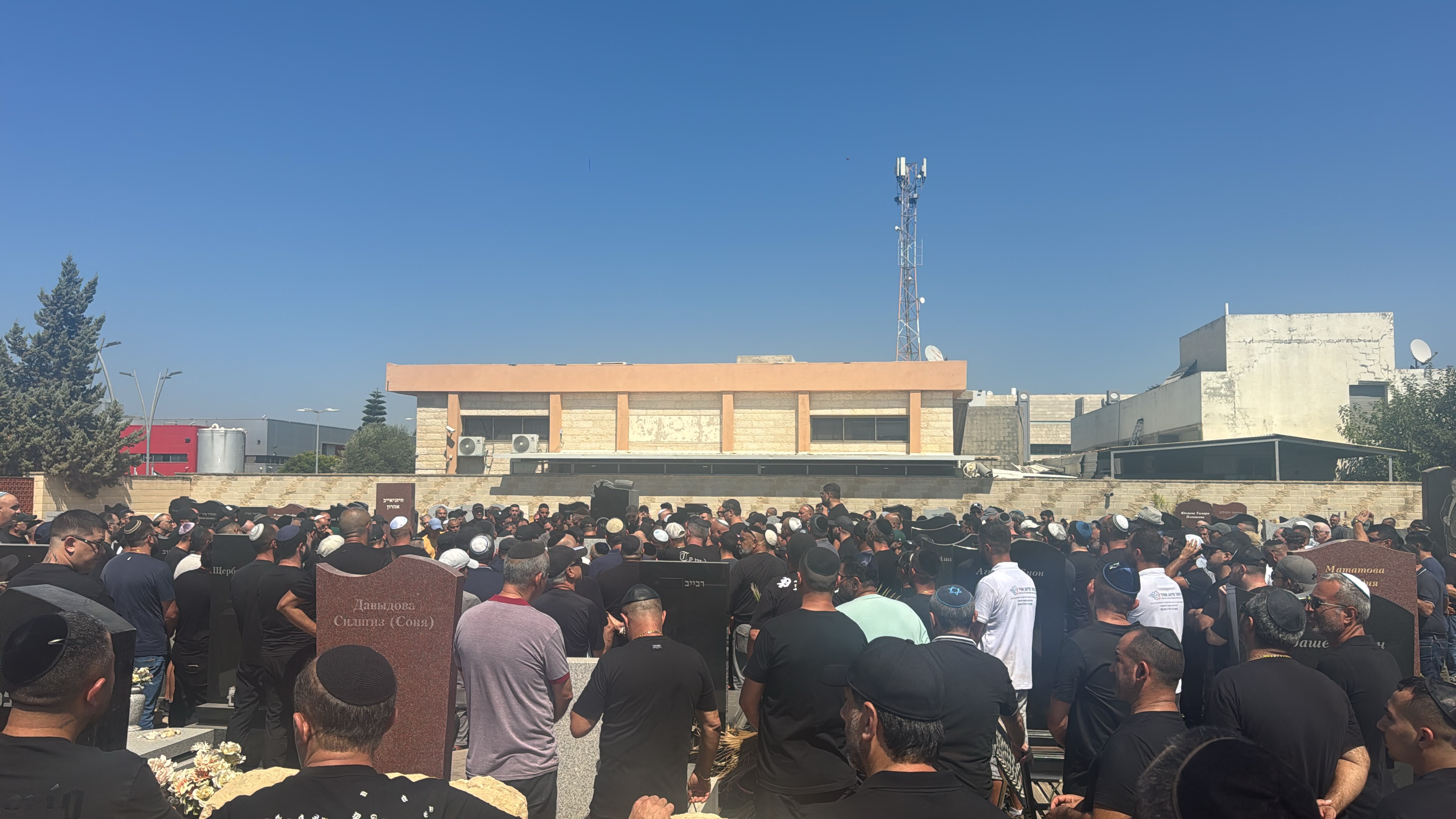 מאות ליוו את יאניס יושבייב בדרכו האחרונה