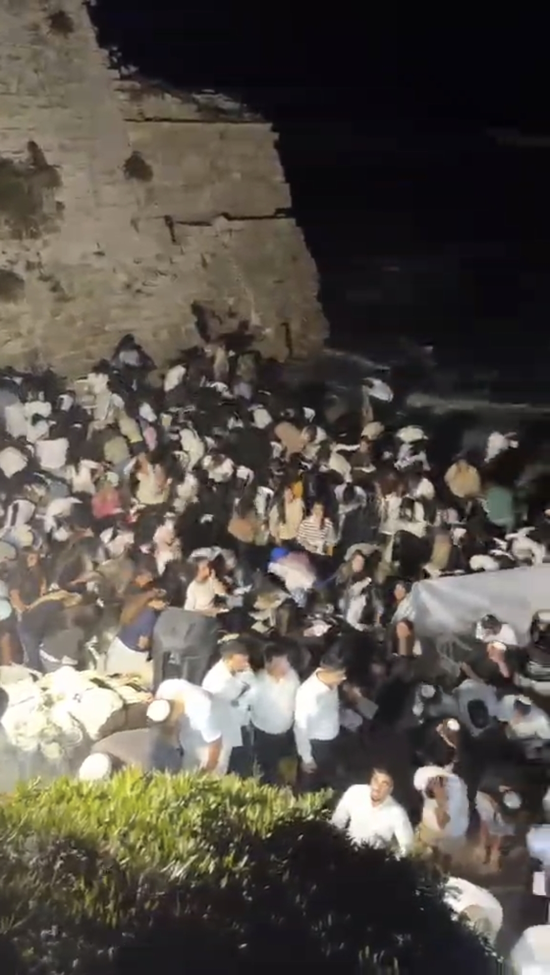 ינון מגל פרסם את התיעוד המדהים מקיסריה: מאות בסליחות בקבר רבי אבהו במקביל המאבק על מקום תפילה ראוי נמשך
