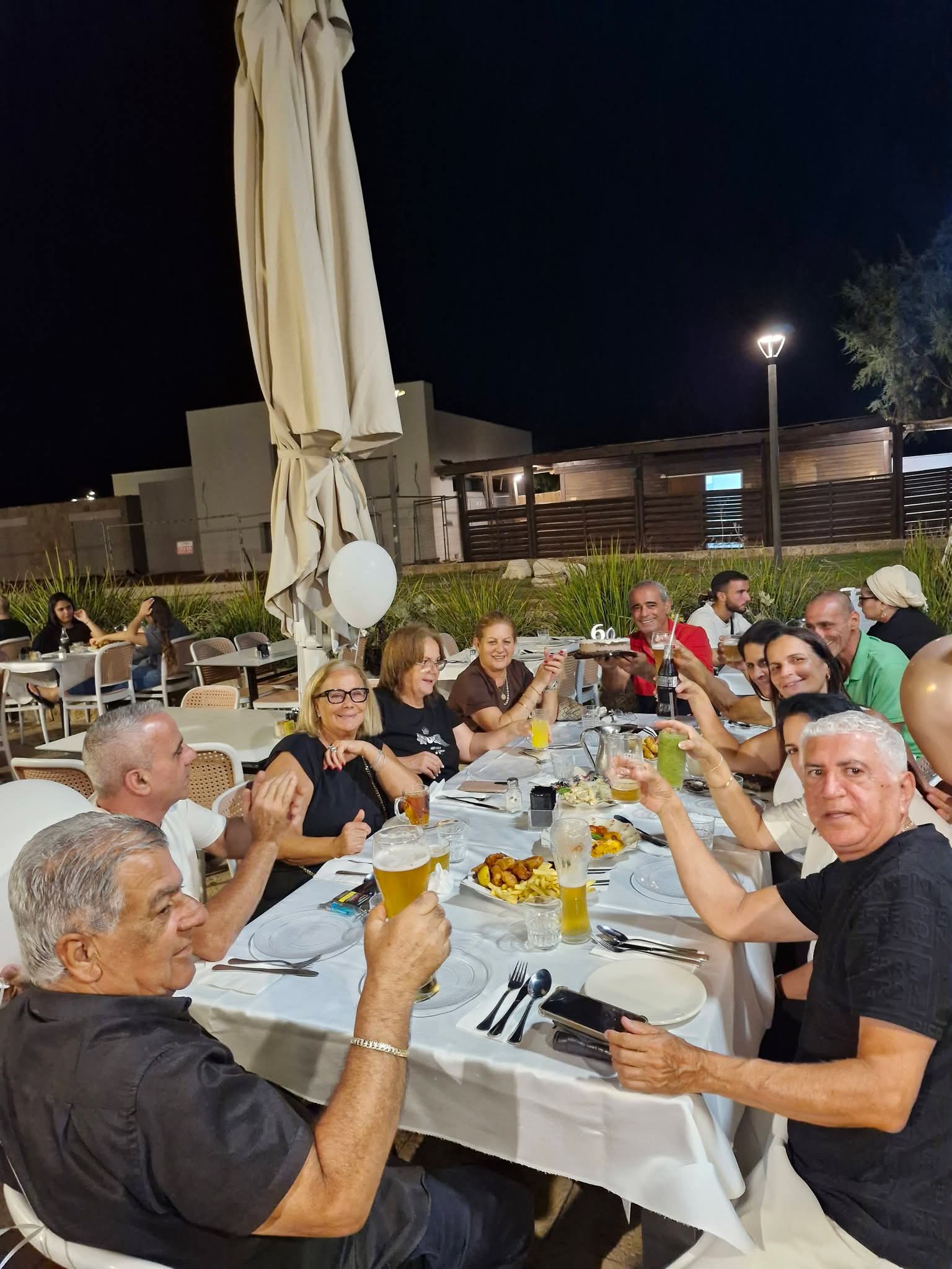 האיש שהפך את הבמה לבית של העיר: אור עקיבא מצדיעה למאיר גאוי ביום הולדתו ה־60