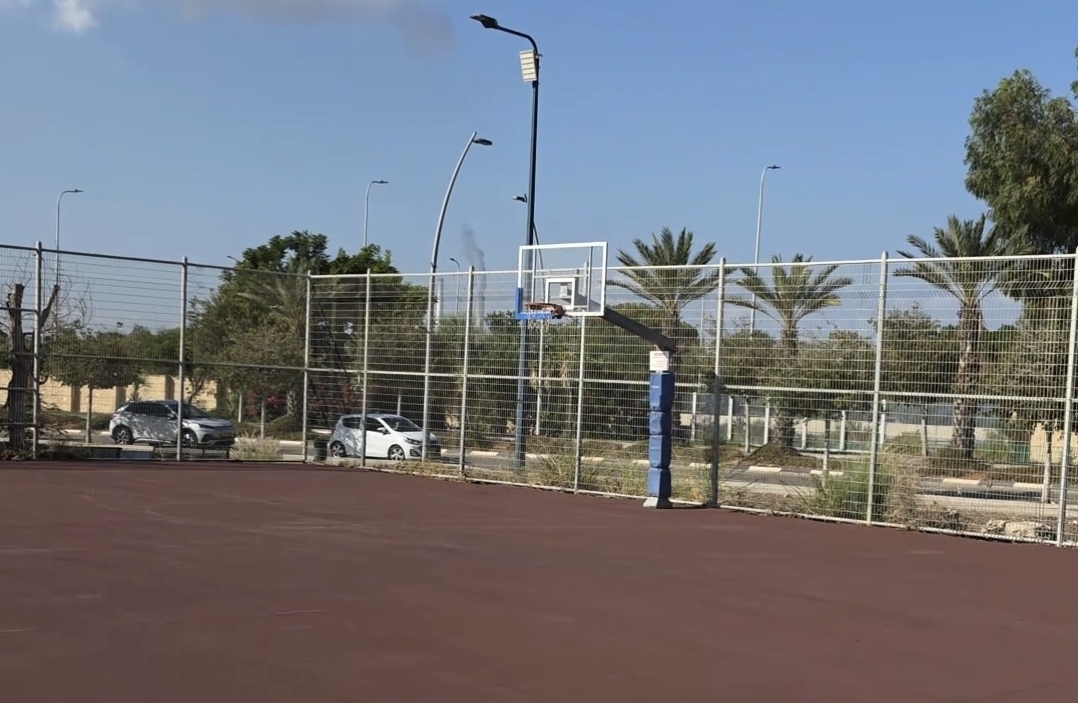 🎥 צפו בווידאו | בזמן החופשה: עיריית אור עקיבא משדרגת את מגרשי הספורט בבתי הספר