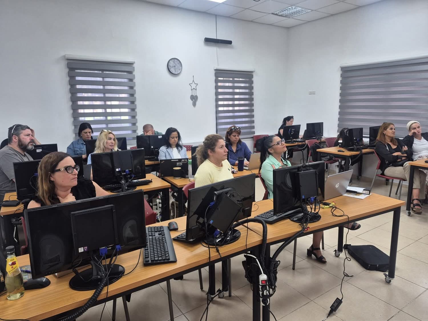 ​צועדים עם הטכנולוגיה: הוכשרו מחזור הבוגרים הראשון בשיווק דיגיטלי ו-AI באור עקיבא 