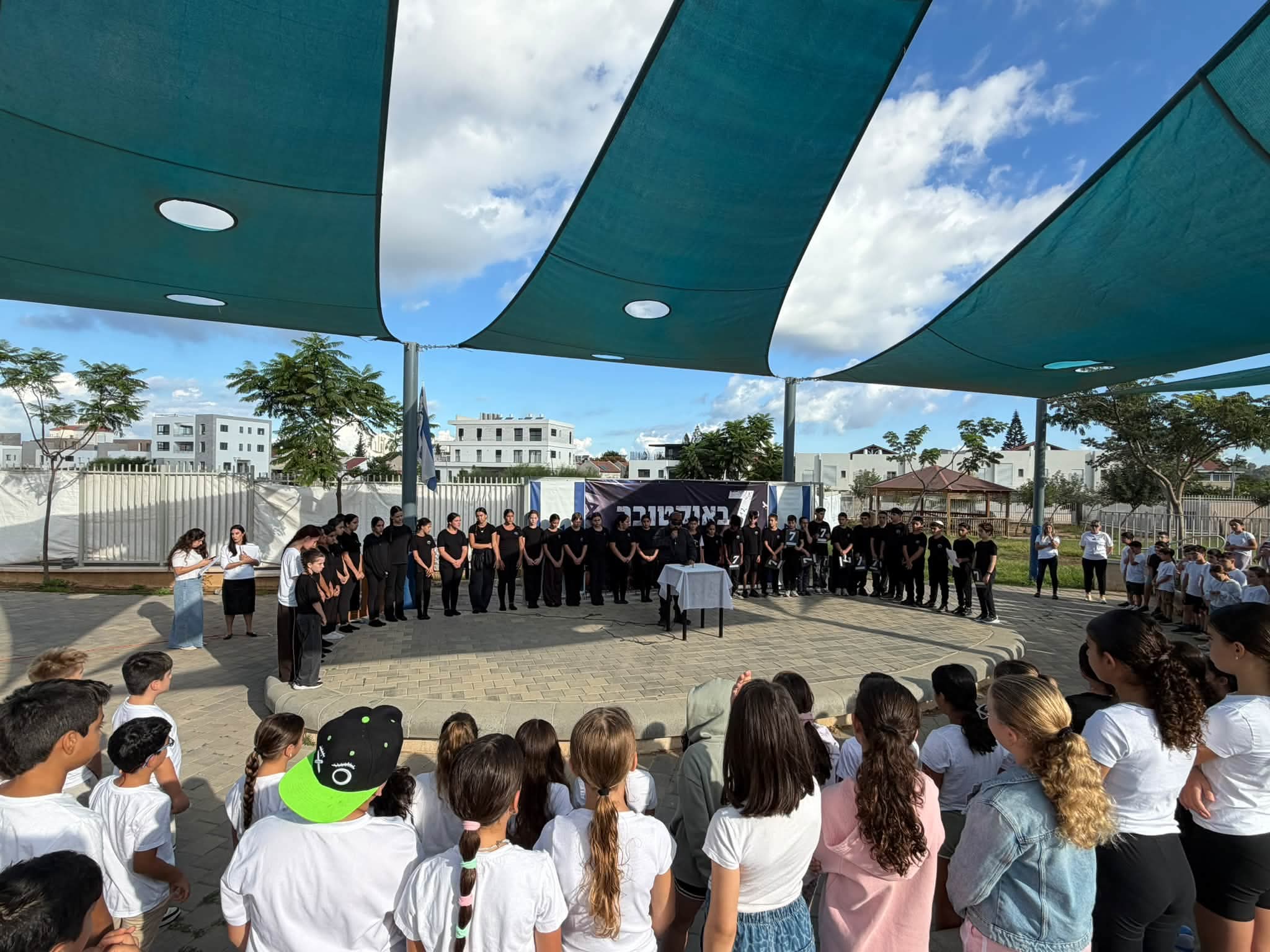 זוכרים כדי להמשיך: הבוקר התקיים טקס ממלכתי בבית הספר "שירת הים" לציון שלוש שנים ל־7 באוקטובר