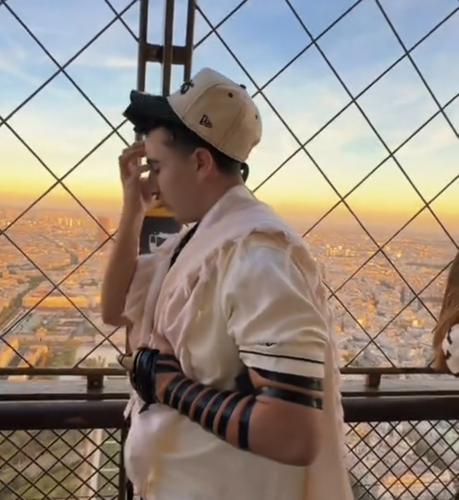 מפסגת מגדל אייפל לעולם כולו: כוכב הרשת מקיסריה הניח תפילין ב-7 לאוקטובר