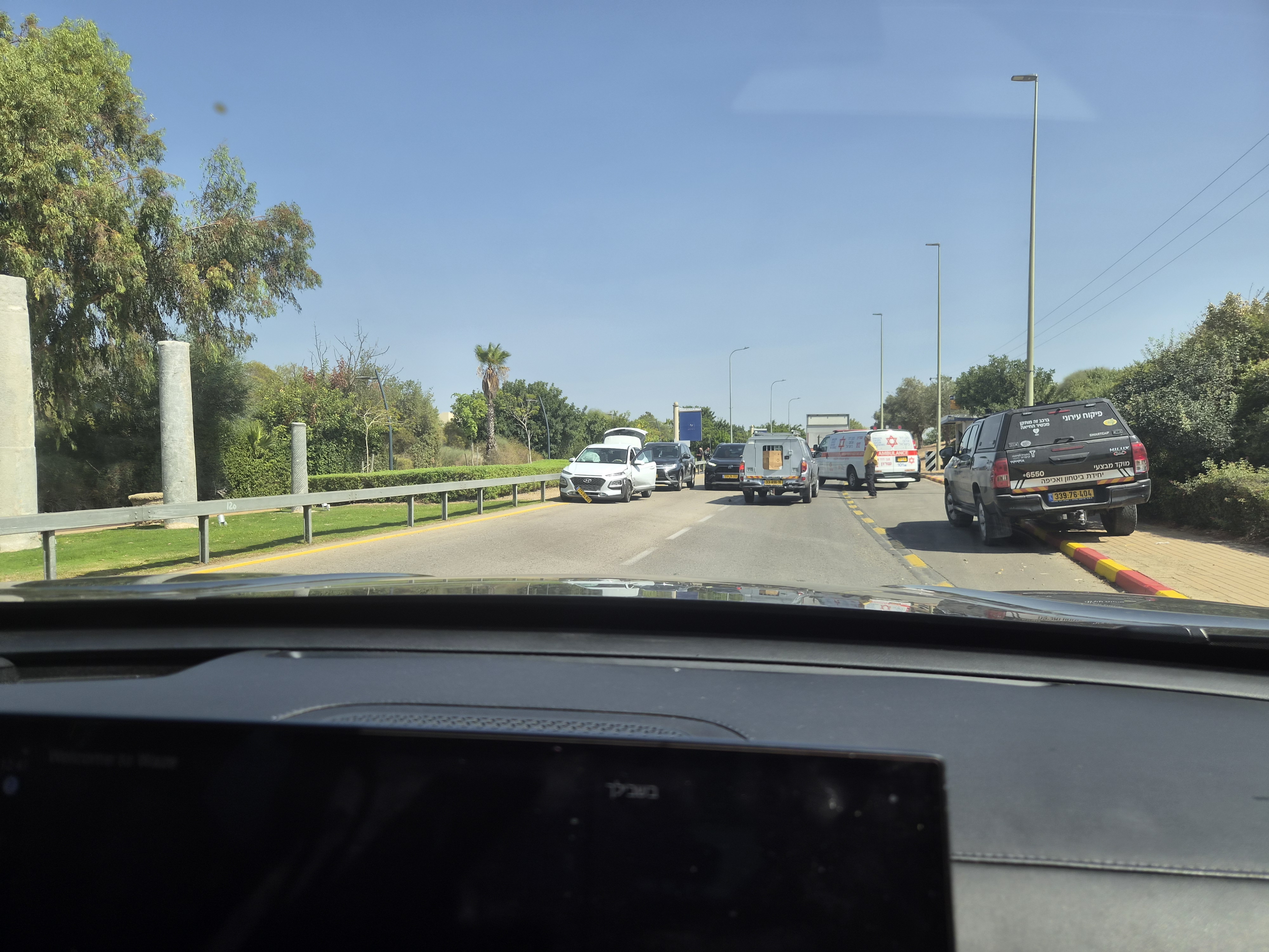 תאונה בכניסה לקיסריה: מונית ורכב פרטי התנגשו, כוחות חירום הוזעקו למקום