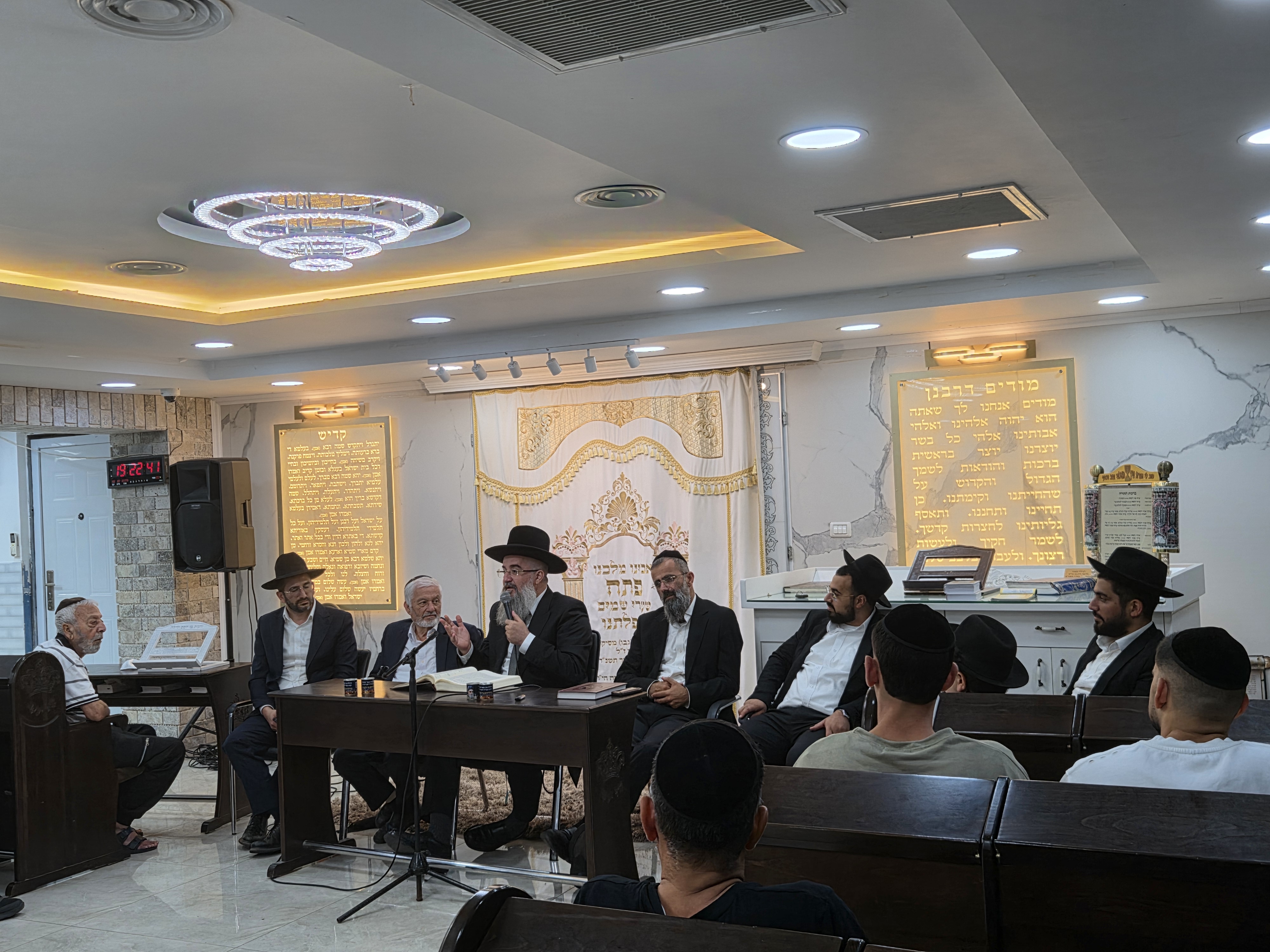 עשרות משתתפים בהילולת מרן באור עקיבא: רבנים ואישי ציבור התכנסו לערב לזכרו של פוסק הדור