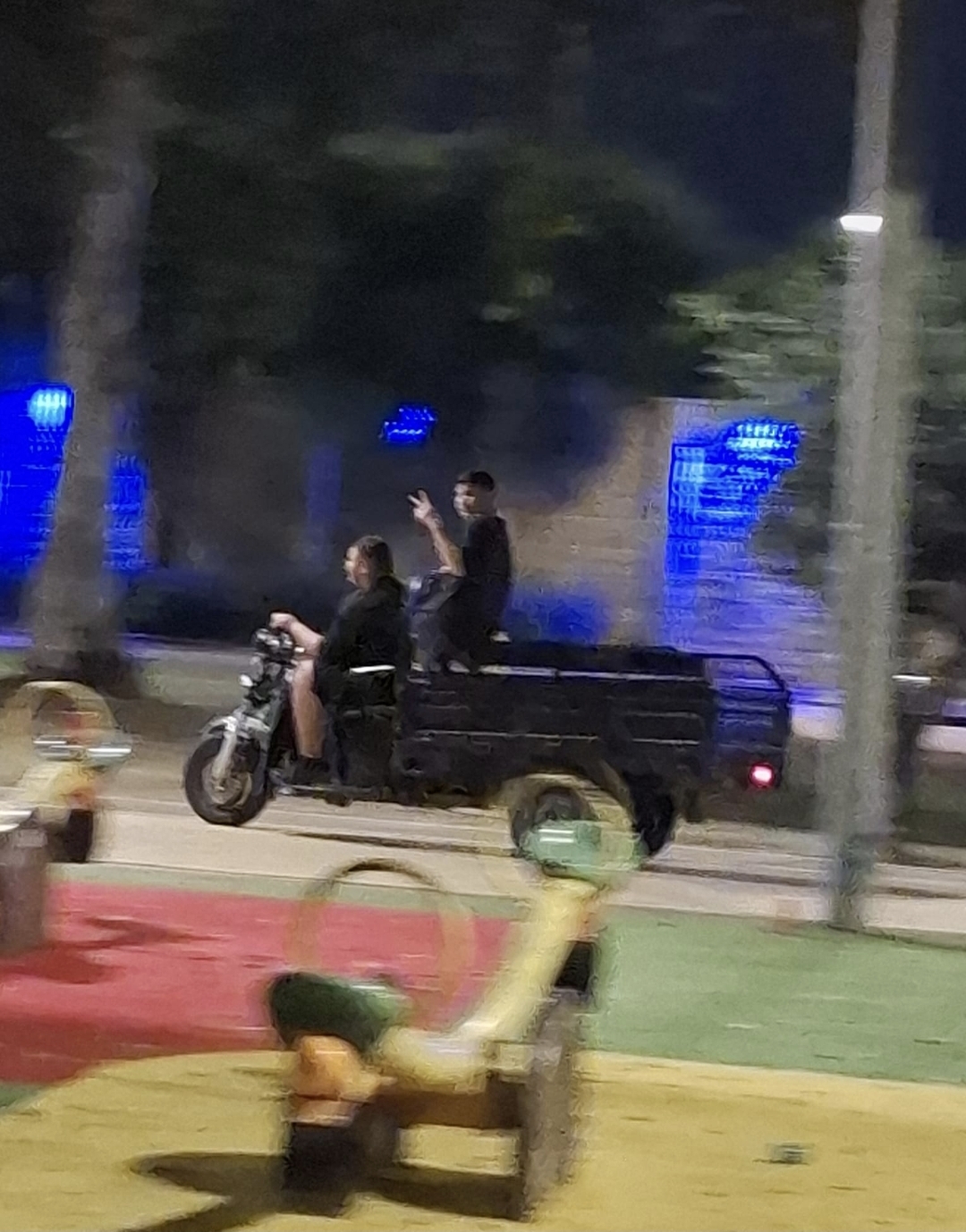 כמה עוד צריך לקרות? שוב תיעודים מדאיגים מפארק השיקמים: כלים חשמליים דוהרים בין ילדים