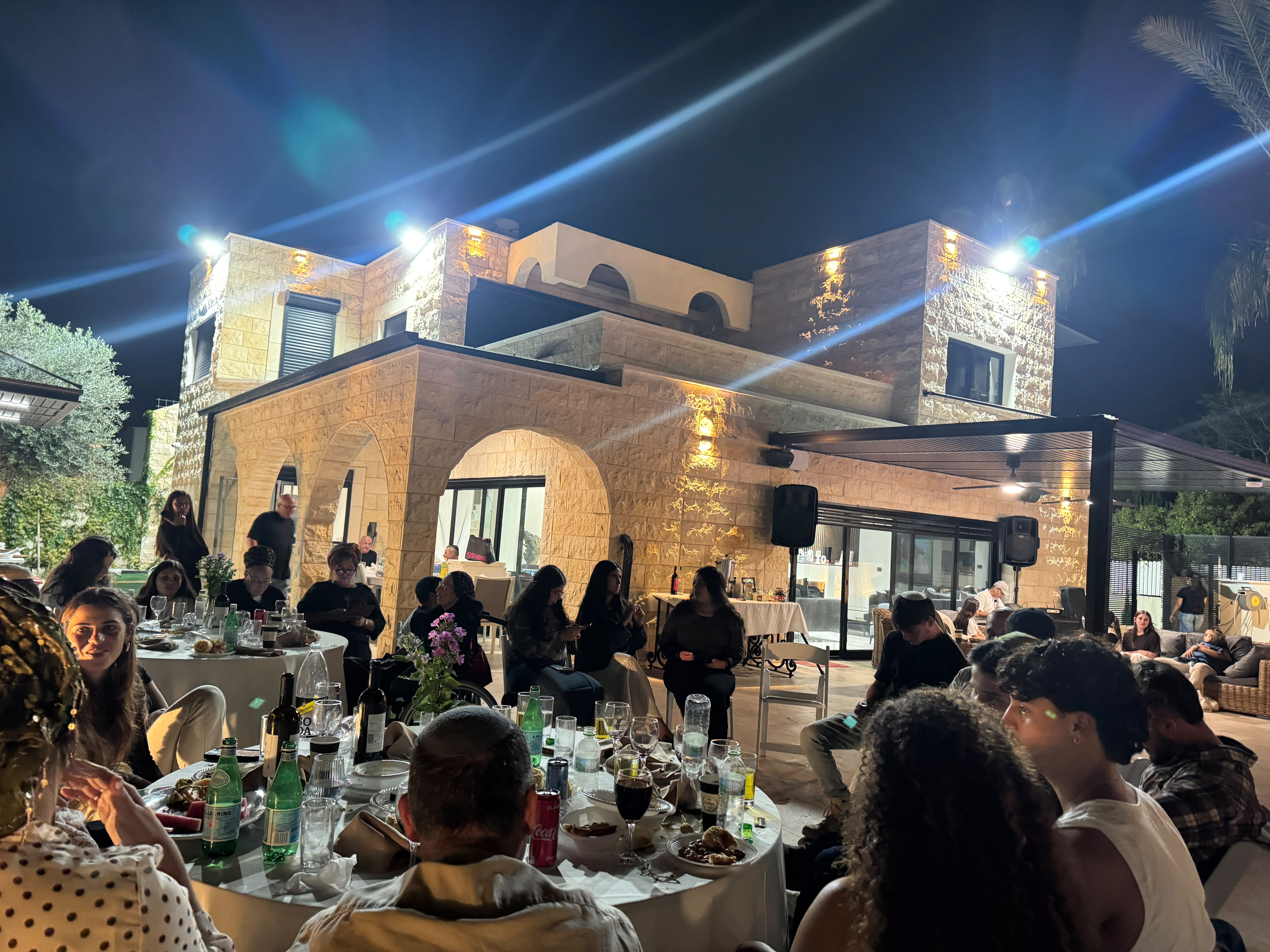 חגיגה של שמחה בקיסריה: לאון כהן ושי סאסי אירחו ערב שבע ברכות יוקרתי למשפחת סאסי