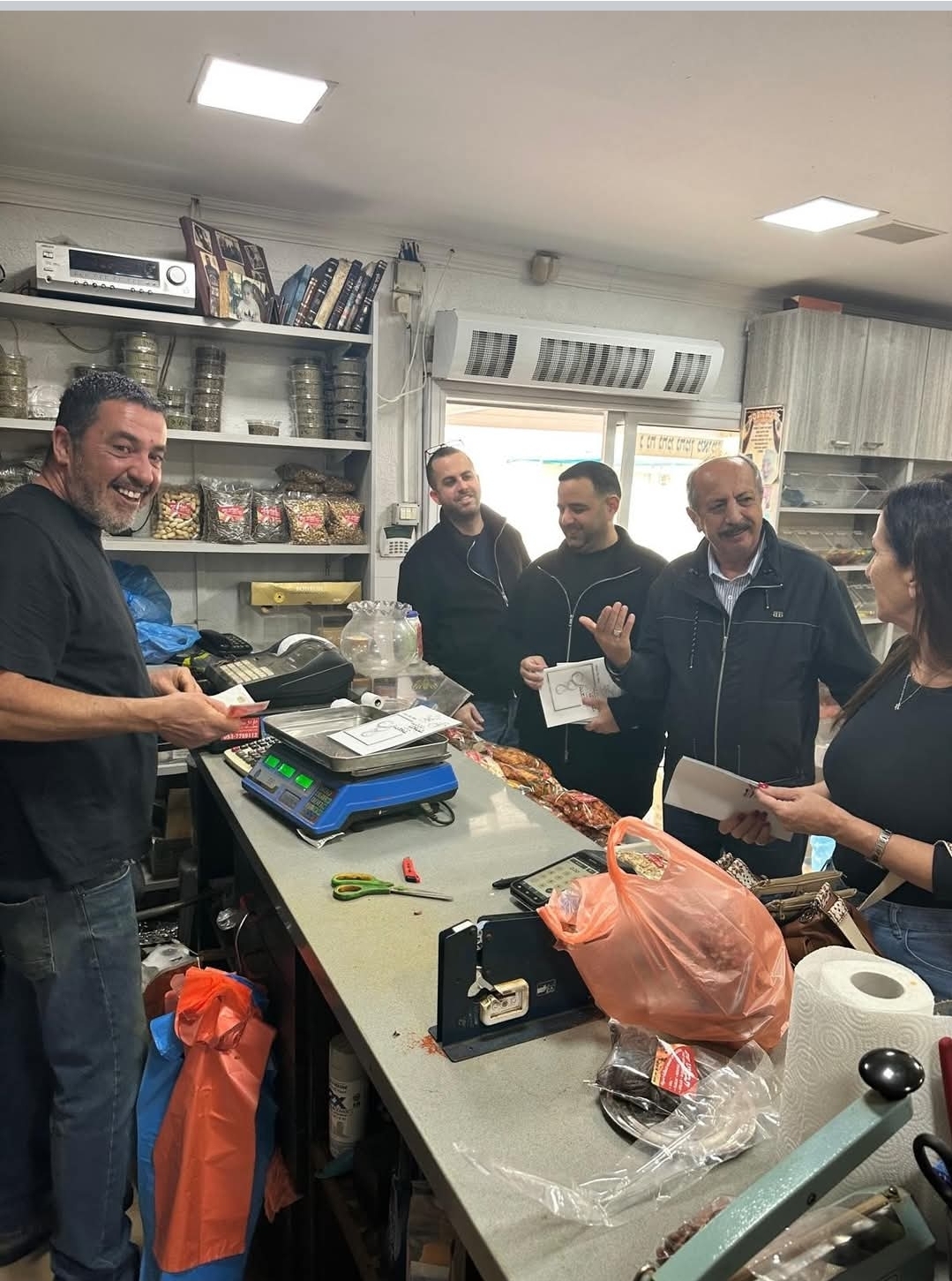 לב הרחוב: הנהגת אור עקיבא בסיור עסקים לקראת החג